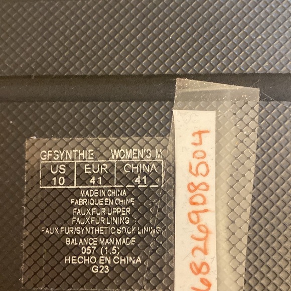 Fur slip on Guess shoes - Picture 4 of 6